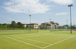 Menada Kavaci Sozopol Apartments内部或周边的网球和/或壁球设施