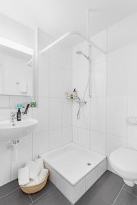 苏黎世Swiss Star Aussersihl - Self Check-In的白色的浴室设有浴缸和水槽。