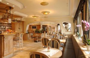 莫埃纳阿雷阿毕酒店的一间带桌椅的餐厅和一间酒吧
