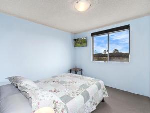 安特兰斯Granada的一间卧室设有一张床和一个窗口