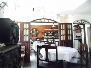 萨尔瓦多A meson Suites的一间带桌子和椅子的用餐室