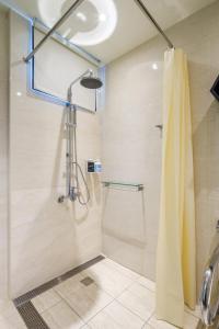 台北天成文旅-蜂巢-台北车站的带淋浴和浴帘的浴室