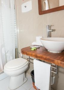 埃斯特角城布拉瓦海滩酒店的一间带卫生间和水槽的浴室