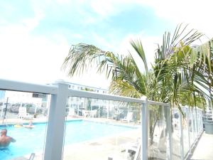 大洋城Seabonay Oceanfront Motel的从度假村的阳台可欣赏到游泳池的景色