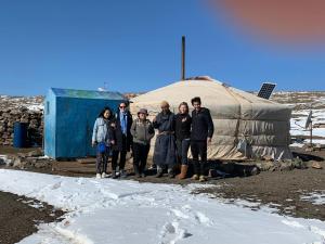 乌兰巴托城市旅馆加旅游的一群站在蒙古包前的人