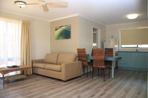 科夫斯港水上别墅公寓度假村的客厅配有沙发和桌子