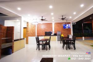 昔加末Homestay Segamat - Villa Seri Intan的用餐室以及带桌椅的厨房