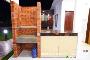 昔加末Homestay Segamat - Villa Seri Intan的房屋内带长凳的砖墙