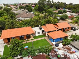 昔加末Homestay Segamat - Villa Seri Intan的享有橙色屋顶房屋的空中景致
