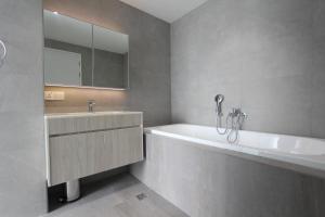 仰光85 SOHO Premium Residences的一间带大浴缸和水槽的浴室