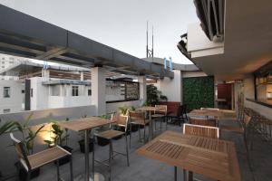 仰光85 SOHO Premium Residences的一间空餐厅,配有木桌和椅子