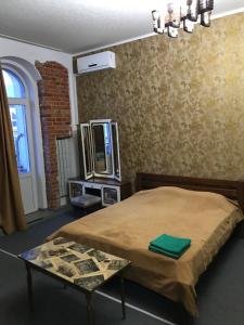 哈尔科夫Moskovs'kyi Avenue 41的一间卧室配有一张床、一张桌子和一面镜子