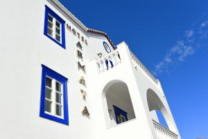 斯派赛斯Armata Boutique Hotel的蓝色天窗的白色建筑