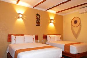 巴利亚多利德Casa San Juan的卧室内的两张床,墙上有两盏灯