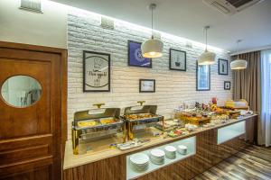 奥什Rayan Hotel的展示自助食品的面包店