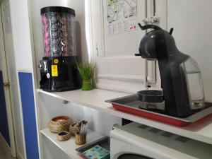 马德里马德里阿比拖姆旅舍的厨房里的台面上的一个黑色咖啡壶