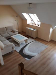 什切青Apartamenty Staromłyńska的客厅配有沙发和桌子
