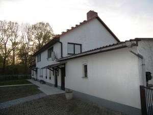 LütowFerienwohnungen Dahms的白色的房子,有一条通往房子的路径