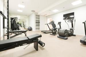 贝尔格莱德特使酒店的健身房设有跑步机和椭圆机