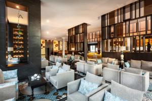 马斯帕洛马斯Hotel Riu Palace Oasis的一个带沙发和椅子的酒店大堂