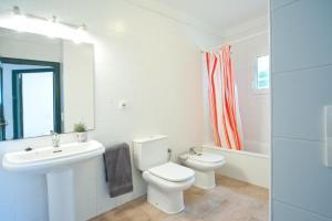 莱斯卡拉Montgo 2的白色的浴室设有卫生间和水槽。