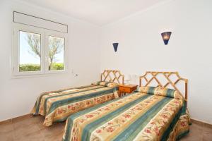 莱斯卡拉Montgo 2的卧室设有两张床,带窗户