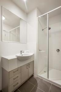 伊普斯维奇奎斯特伊普斯威奇公寓式酒店的白色的浴室设有水槽和淋浴。