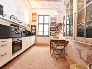 施特芬斯哈根Luxurious Apartment in Steffenshagen with Terrace的一间厨房,内设一张桌子和一把椅子