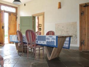 施特芬斯哈根Lush Apartment in Steffenshagen with Garden的一间配备有蓝白色桌椅的用餐室