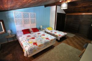 塞图巴尔Casa70的一间设有两张床的卧室,位于蓝色墙壁的房间