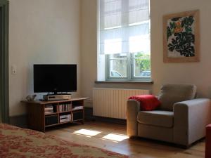 施特芬斯哈根Lush Apartment in Steffenshagen with Garden的客厅配有椅子和电视