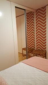 波尔图SBV Perfect River View的一间卧室设有一张床和一个滑动玻璃门
