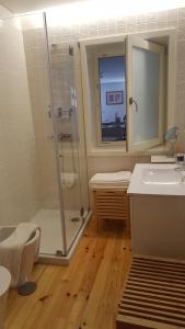 波尔图SBV Perfect River View的带淋浴、卫生间和盥洗盆的浴室