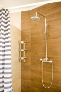 新皮尼亚尔Casa das Pipas #4的浴室内配有淋浴和头顶淋浴
