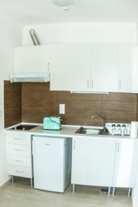 新皮尼亚尔Casa das Pipas #4的厨房配有白色橱柜和水槽