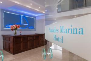 阿基欧斯尼古拉斯Naiades Marina Hotel的商店窗口读扬尼斯码头酒店的标志