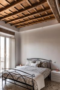 罗马Campo24roma Guesthouse的一间卧室设有一张木天花板床。