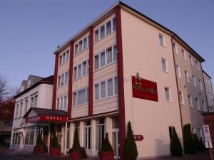 奥尔登堡斯普瑞兹酒店的大楼一侧有红色标志的酒店