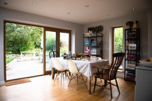 BroadmayneBarton Cottage Bed and Breakfast的用餐室配有桌椅和桌椅