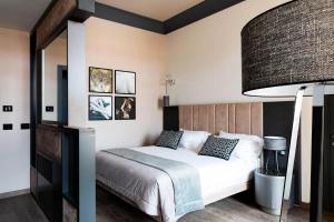 Amadomus Luxury Suites客房内的一张或多张床位