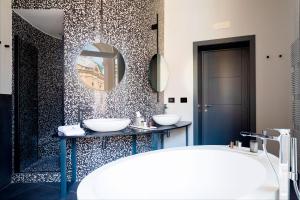Amadomus Luxury Suites的一间浴室