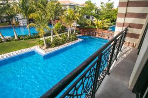 迪拜Zabeel Saray Royal Residences Lagoon Villa的从度假村的阳台可欣赏到游泳池的景色