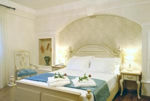 波尔塔里亚Stevalia Hotel & Spa的一间卧室配有一张大床和毛巾