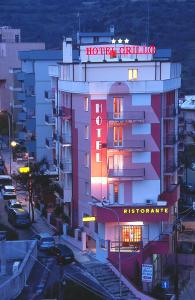 努奥罗格里洛酒店的建筑的侧面有 ⁇ 虹灯标志