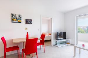 梅杜林Apartment SALE EL SOL的客厅设有餐桌和红色椅子