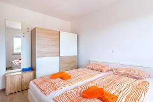 梅杜林Apartment SALE EL SOL的一间卧室配有一张大床和两个橙色枕头