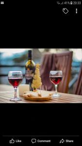 卡兹贝吉ELSADA的木桌旁放两杯葡萄酒