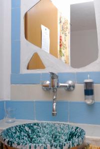 弗卡诺Villa Saracina的浴室水槽设有水龙头和镜子