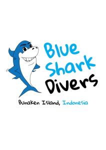 布纳肯Blue Shark Divers Bunaken的一只卡通鲨,上面有蓝鲨潜水员的字眼