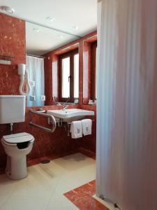 塔布阿苏多佩哥乡村酒店的浴室配有白色卫生间和盥洗盆。